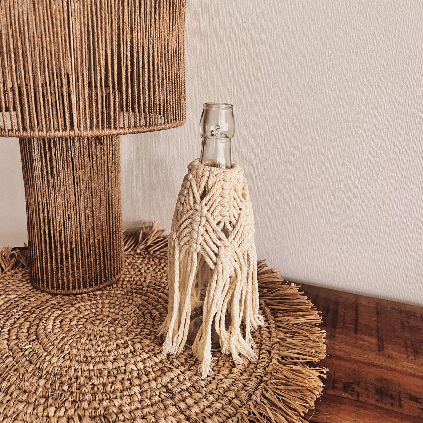 Glasvase mit Makramee