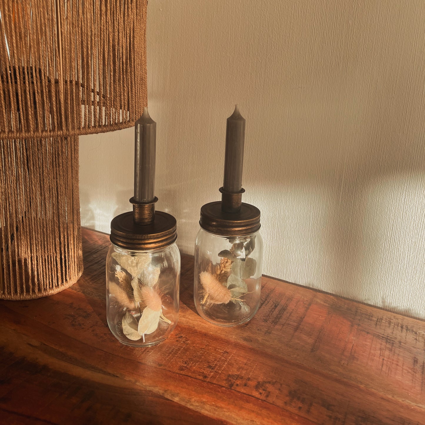 Kerzengläser mit Trockenblumen