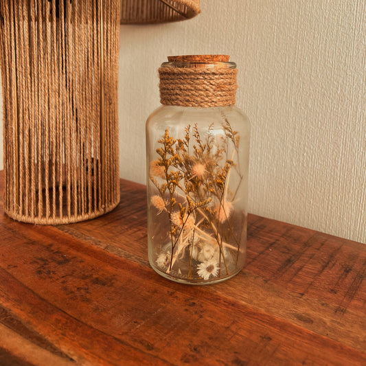 Glas mit Trockenblumen