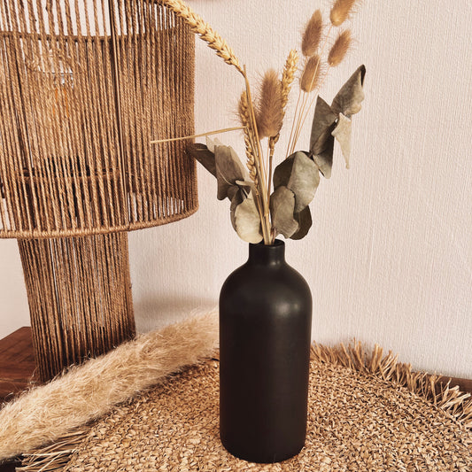 Vase hoch in schwarz